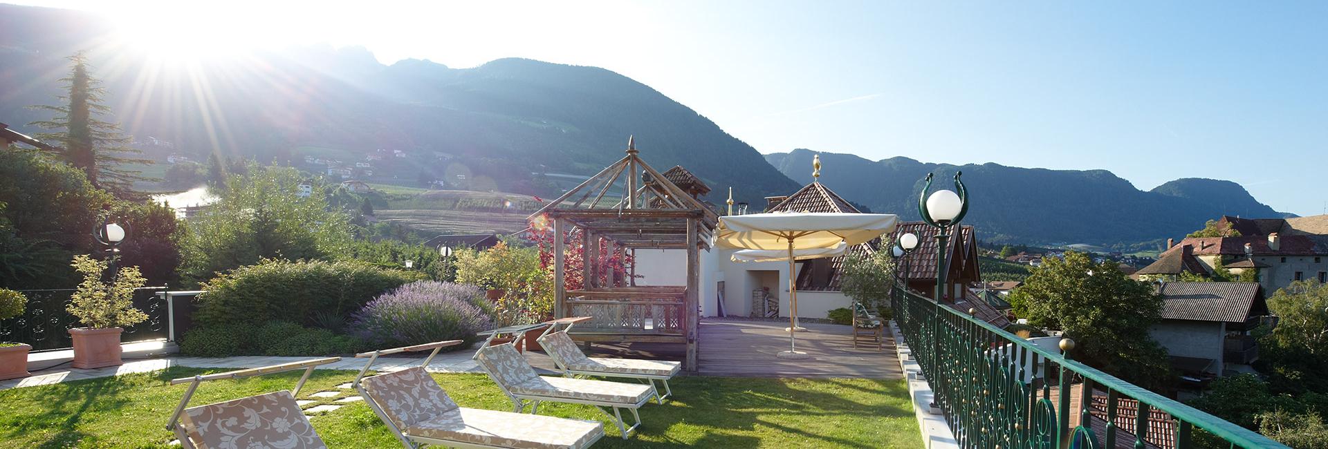 Terrasse mit Liegestühlen