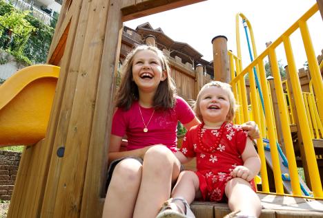 Bambini al parco giochi esterno