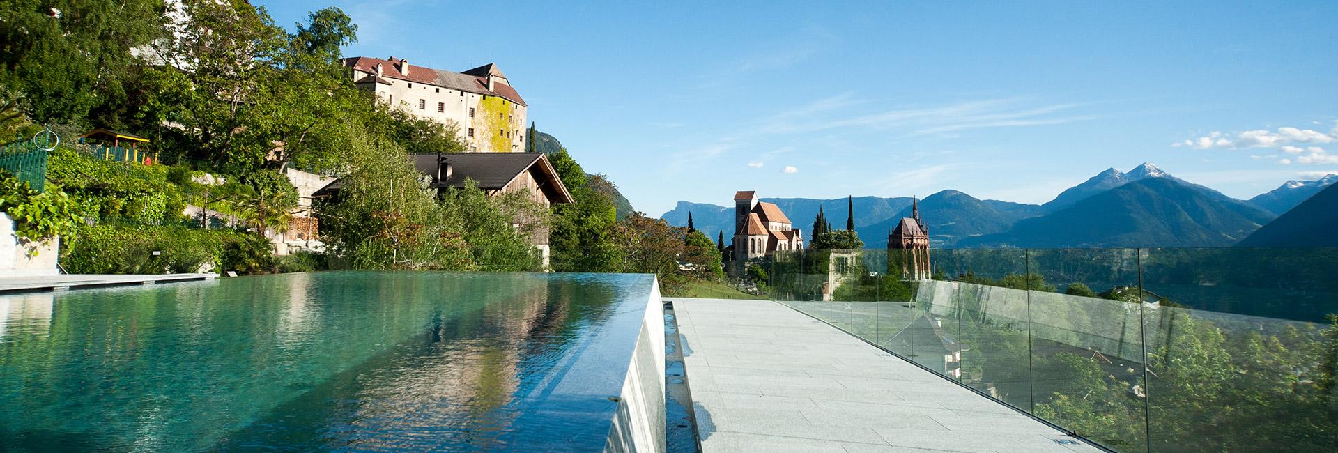 Piscina a sfioro con vista