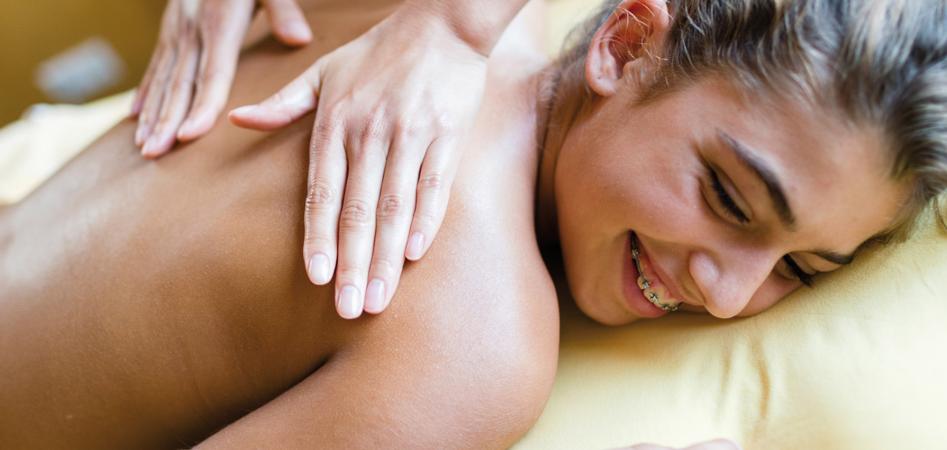 Ein Mädchen bekommt eine Massage