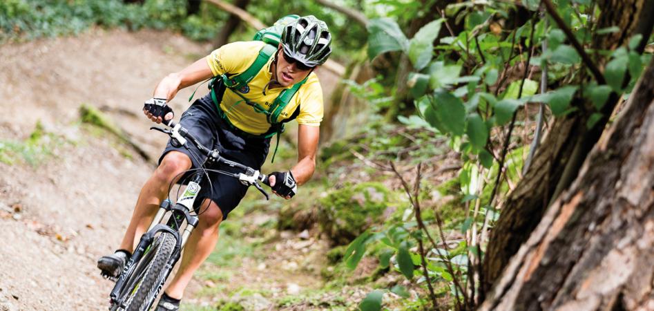 Un uomo sulla mountainbike