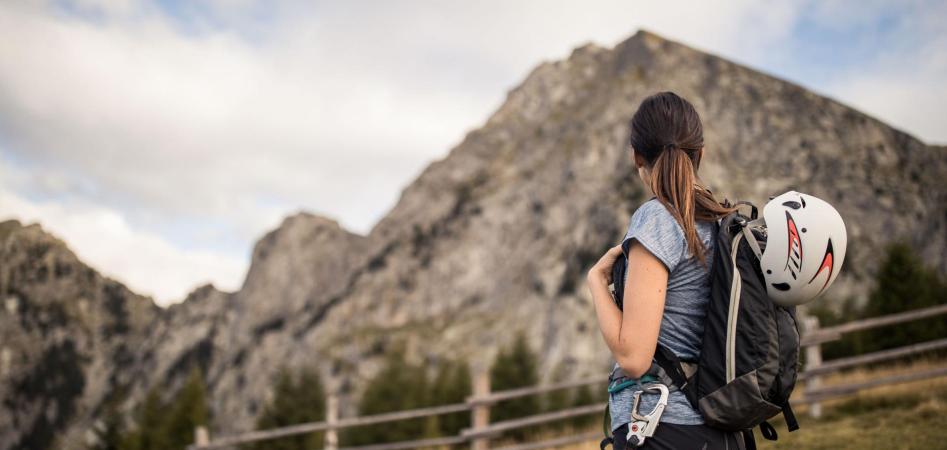 Una donna si gode il panorama estivo