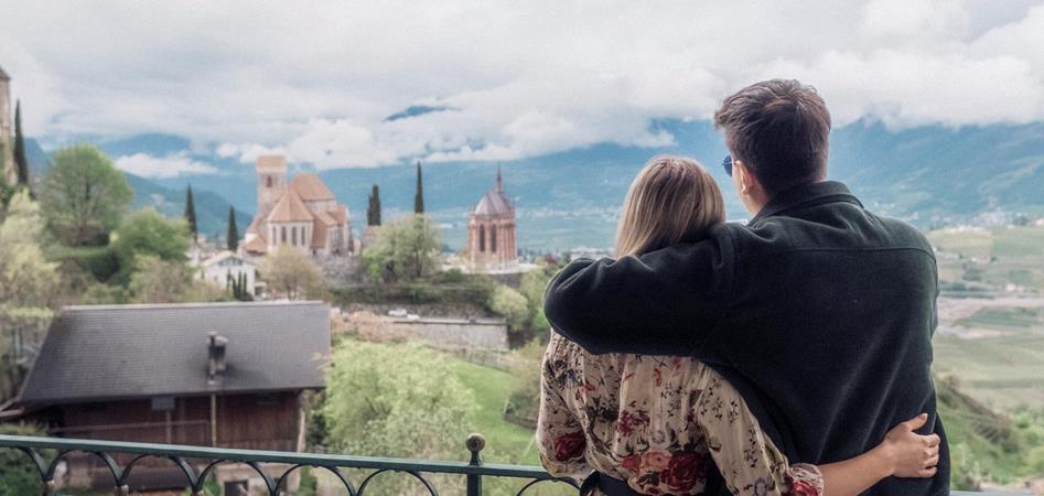 A couple is enjoying the view on Schenna