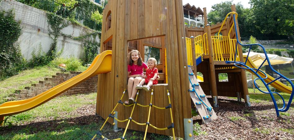 Bambini al parco giochi esterno