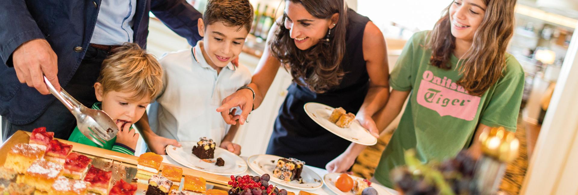 Eine Familie am Kuchenbüffet