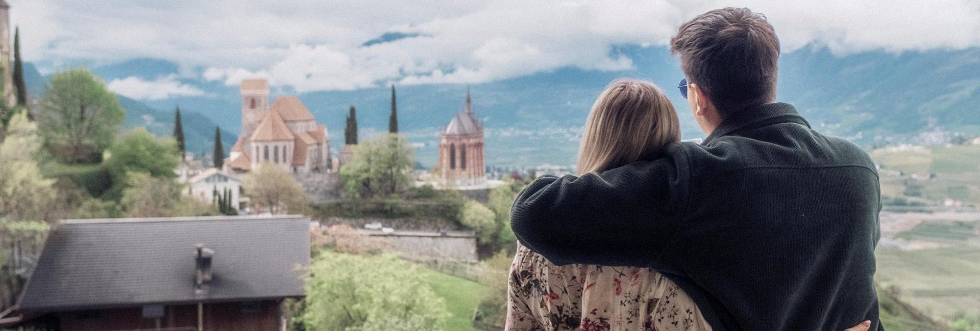 A couple is enjoying the view on Schenna