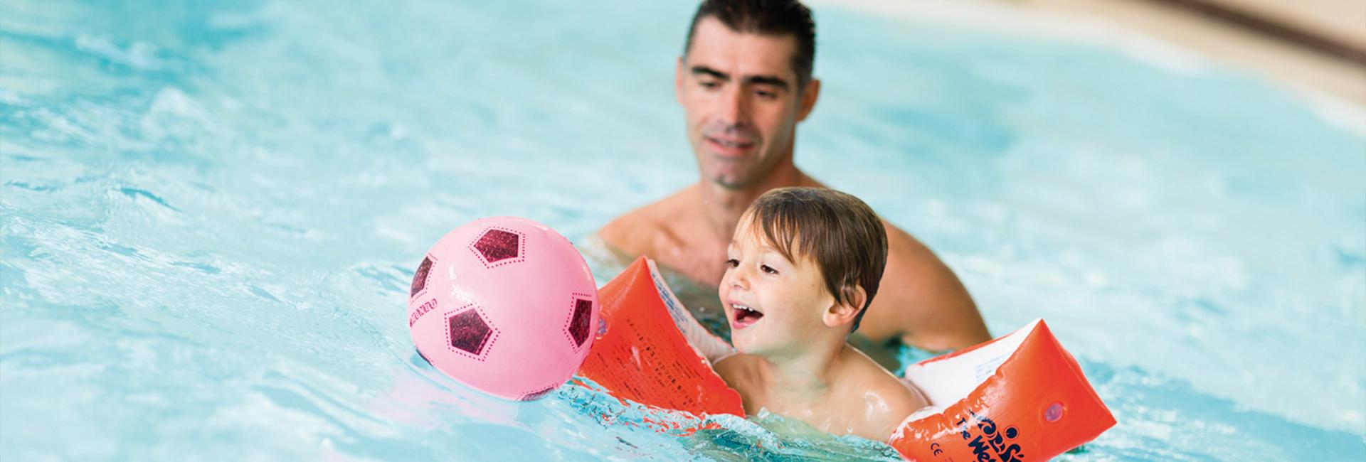 Una famiglia nella piscina interna